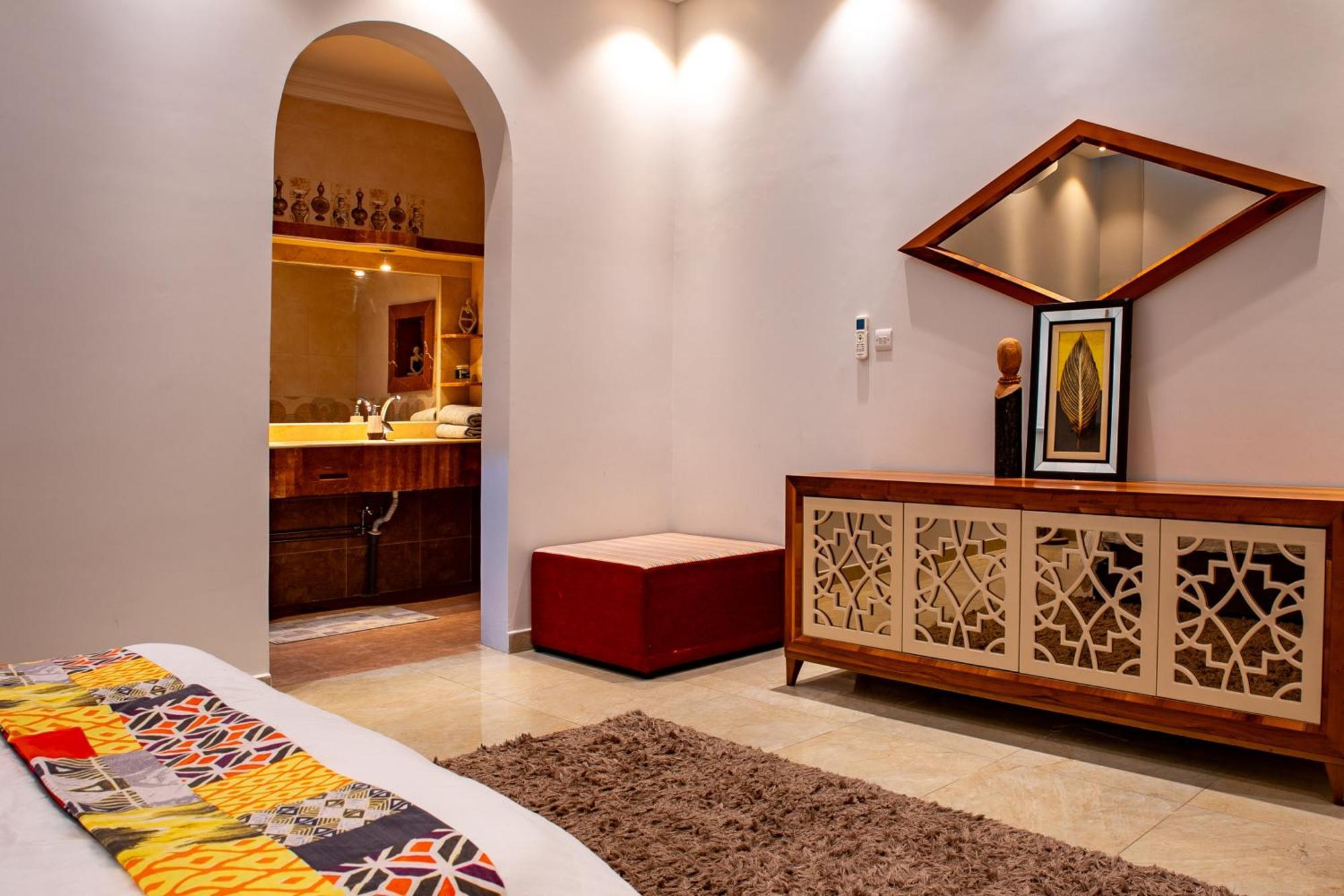 Elegant Garden Stay With 2 Living Areas, 2 Bedrooms, 1 Full And 1 Half Bath For 6 Guests Umm Al Amad Buitenkant foto